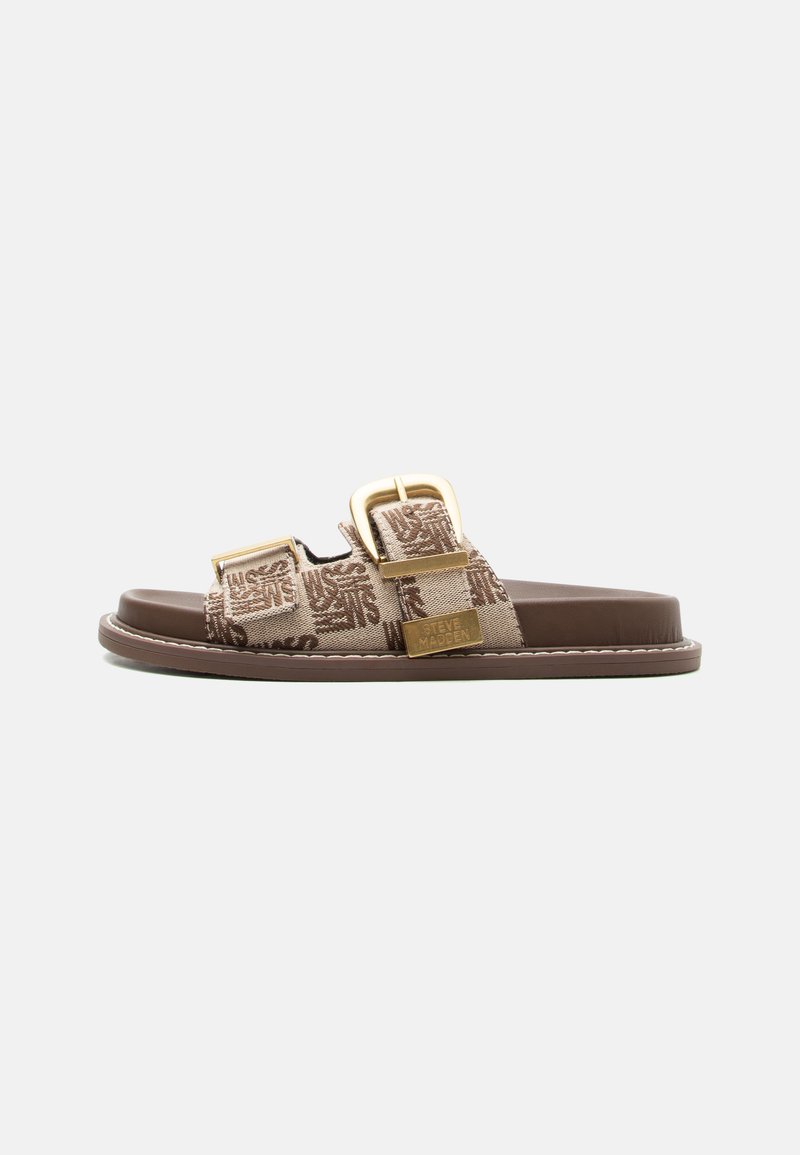Sandale à semelle compensée marron avec deux brides réglables en tissu beige à motifs et boucles dorées, portant l'étiquette Steve Madden.