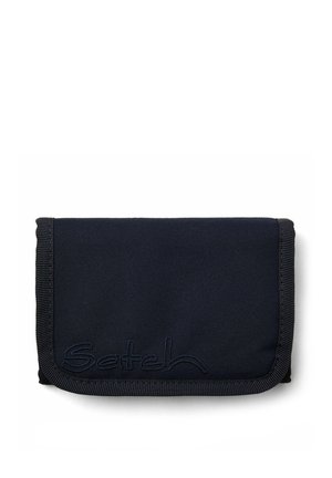 Marineblaues Stoffportemonnaie mit strukturiertem Oberflächen, Klappdesign, verstärkten Kanten und gesticktem Markenlogo auf der Vorderseite.
