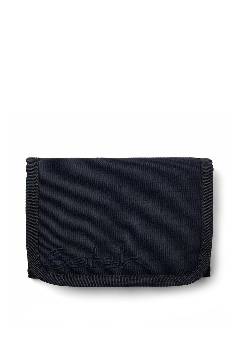 Marineblaues Stoffportemonnaie mit strukturiertem Oberflächen, Klappdesign, verstärkten Kanten und gesticktem Markenlogo auf der Vorderseite.