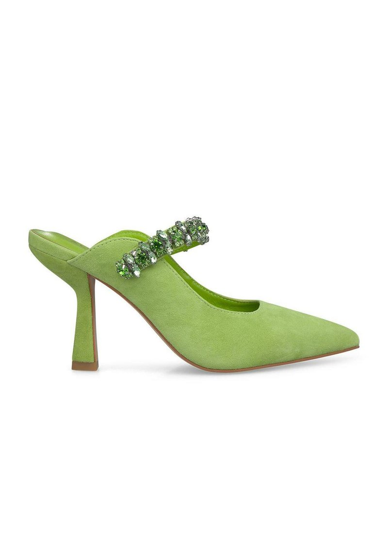 Chaussure à talon haut en suede vert avec un bout pointu et un design à bride arrière. Présente des accents décoratifs en bijoux verts sur la sangle.
