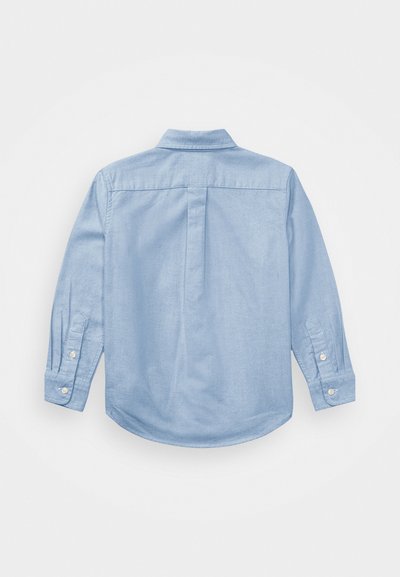 Lichtblauw overhemd met lange mouwen, gezien van achteren, met een centrale plooi en knoopsluitingen aan de manchetten, afgebeeld tegen een witte achtergrond.