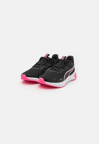 Zwarte sportieve schoenen met roze accenten, van mesh materiaal, vetersluiting, gevoerde kraag en een gestructureerde zool voor verbeterde grip.