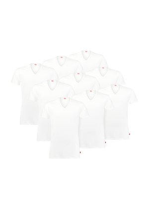 Weißes V-Ausschnitt-T-Shirt, kurzärmlig, aus Baumwolle, mit einem kleinen roten Etikett am Saum; in einer gestapelten Anordnung präsentiert.