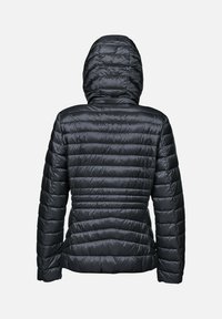 Gevoerde zwarte jas met capuchon, met een doorgestikt ontwerp en een strakke textuur. Zichtbare stiksels en een getailleerd silhouet.