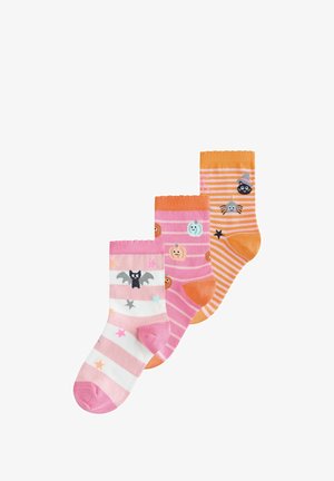 Tre farverige børnesokker med Halloween-design: flagermus og stjerner på lyserøde hvide striber, græskar på lyserøde striber og edderkop og heks på orange striber.
