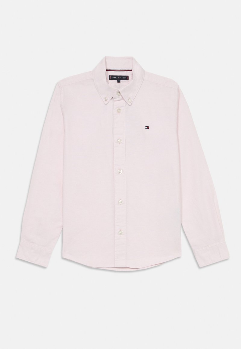 Lys rosa langermet skjorte med krage som kan kneppes, frontlukking med knapper og liten brodert logo på venstre bryst.