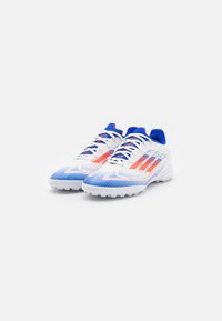 adidas Performance F50 LEAGUE TURF - Botines de fútbol para césped - footwear white/solar red/lucid blue