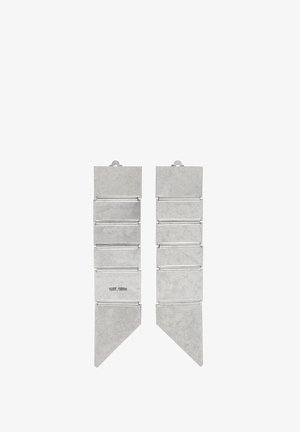 Metalowy zakładka w sześciu prostokątnych sekcjach i spiczastych końcach. Srebrnoszary wykończenie z wypukłym detalem "EST. 1904". Płaski i smukły design.