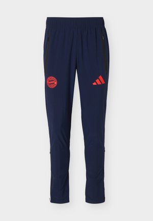 adidas Performance, FC BAYERN MUENCHEN TIRO TRAVEL PANTS - Ρούχα για κλαμπ - night indigo/hi-res red