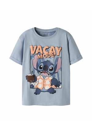 Jasnoniebieska koszulka z postacią animowaną Stitch, noszącą kwiecistą koszulę, trzymającą napój, a nad nią napis „VACAY MODE”.