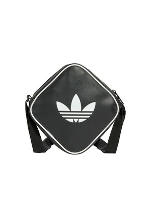 Zwarte schoudertas in vierkante vorm met afgeronde hoeken, witte bies, wit Adidas trefoil-logo en verstelbare zwarte riem.