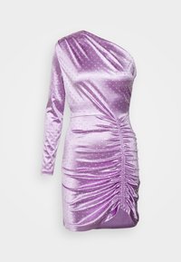 Robe mini en satin lavande une épaule avec manches longues, clous argentés et détails froncés à l'avant et sur l'ourlet latéral.