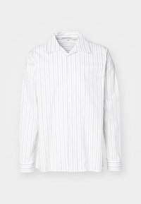 Camisa de manga larga abotonada en blanco con finas franjas verticales grises, con cuello puntiagudo y puños que presentan un patrón de franjas a juego.