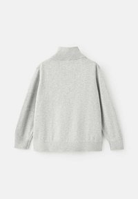 Grauer Pullover mit hohem Kragen, gerippten Bündchen und Saum. Hergestellt aus weichem Material mit glatter Textur und lässiger Passform.