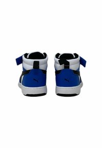 Baskets montantes avec une tige en synthétique bleu et des accents blancs. Bande Velcro, semelle noire et détail du logo sur le côté.