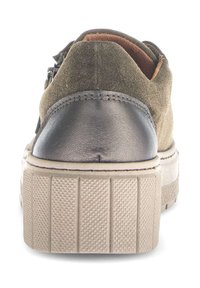 Groene suède sneaker met een grijs leren hielkap, een gestructureerde beige zool en een gewatteerde kraag, voorzien van een zijrits voor gemakkelijke toegang.