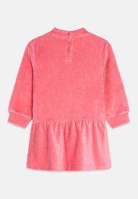 Różowa sukienka z cordurowej tkaniny dla małych dzieci z długimi rękawami, marszczonym dołem, prążkowanymi mankietami i dwoma guzikami na plecach przy dekolcie.