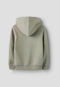 Hettegenser, lys grønn, myk tekstur, ribbestrikkede mansjetter og kant, minimalistisk design, bakfra som viser hette og stoffets glatthet.