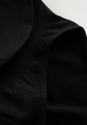 Zwart katoenen tanktop met een geribbelde halslijn en een gladde stoftextuur. Het ontwerp is nauwsluitend met minimale naden.