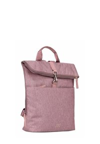 Sac à dos rose en tissu texturé avec un rabat, fermeture magnétique, poche latérale zippée et une poignée supérieure. Présente un design minimaliste.