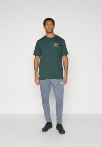 adidas Originals JUVENTUS ICON - Klubbklær - shadow green