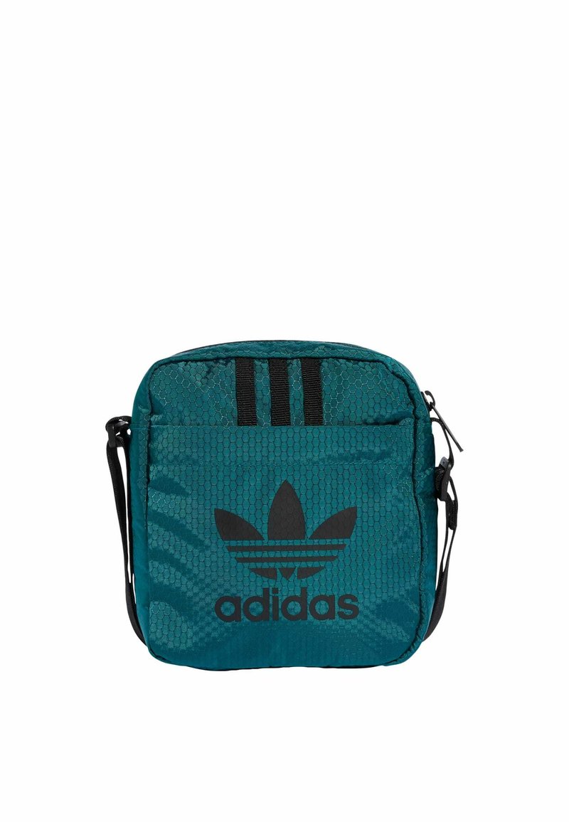 Torba na ramię z materiału w kolorze morskim z teksturowanym, sześciokątnym wzorem, z czarnym logo Adidas i trzema czarnymi paskami u góry.