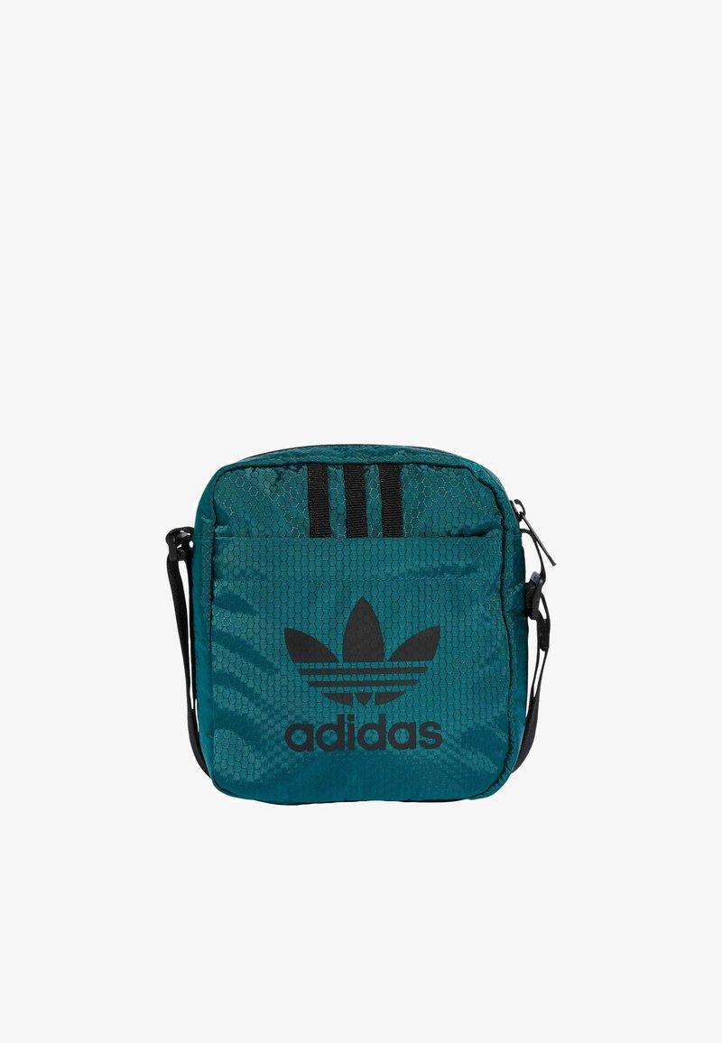 Torba na ramię z materiału w kolorze morskim z teksturowanym, sześciokątnym wzorem, z czarnym logo Adidas i trzema czarnymi paskami u góry.