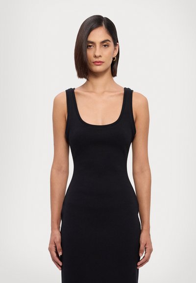Abito lungo nero a costine con scollatura a girocollo, design aderente e spalline di larghezza media, che mette in evidenza una texture liscia.