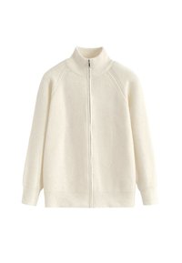 Pull en maille côtelée couleur crème avec un col haut et une fermeture éclair à l'avant. Il présente des épaules abaissées et des manches longues, avec un tissu texturé.