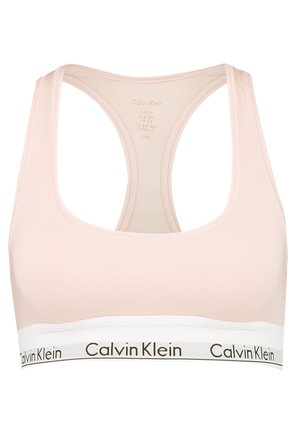 Soutien-gorge de sport Calvin Klein en rose clair. Caractéristiques : tissu doux, design dos nageur et une bande blanche avec texte logo noir en bas.