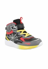 Sneakers alte con un design grigio, nero e rosso. Presentano un motivo di ragnatela gialla, una linguetta in rete e una cinghia regolabile. Suola in gomma.