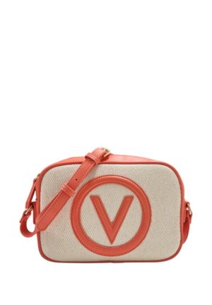 Rechthoekige schoudertas van beige canvas met koraalkleurige faux leren accenten. Voorzien van een opvallend circulair logo en een verstelbare schouderband.