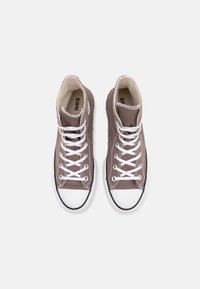 Baskets montantes en toile grise avec lacets blancs, embout en caoutchouc et semelle extérieure noire. Intérieur avec doublure unie et marquage.