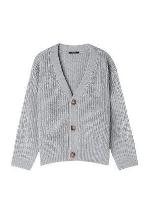 Cardigan gris en maille avec un col en V, des manches longues et cinq boutons en bois marron sur le devant. Tissu doux texturé avec des côtes.