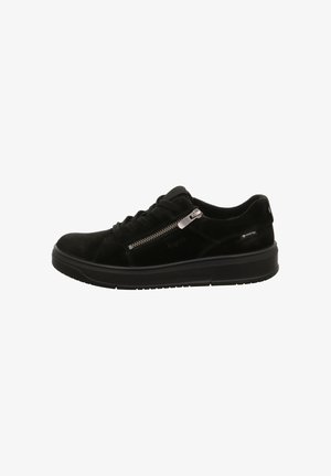 Sneaker in suede nero con punta tonda, dotata di una cerniera laterale, lacci neri e una suola in gomma nera spessa. Visibile il marchio Gore-Tex.