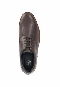Chaussure de ville en cuir marron avec surface texturée, bout rond, et design à lacets. Semelle en caoutchouc et logo visible sur la semelle intérieure.