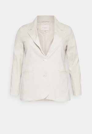 Blazer beige clair pour femme avec deux boutons, revers crantés, manches longues et poches passepoilées à l'avant.