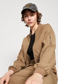 Noisy May - Nmkirby L/S Highneck Zip Jacket - 5091367 Black