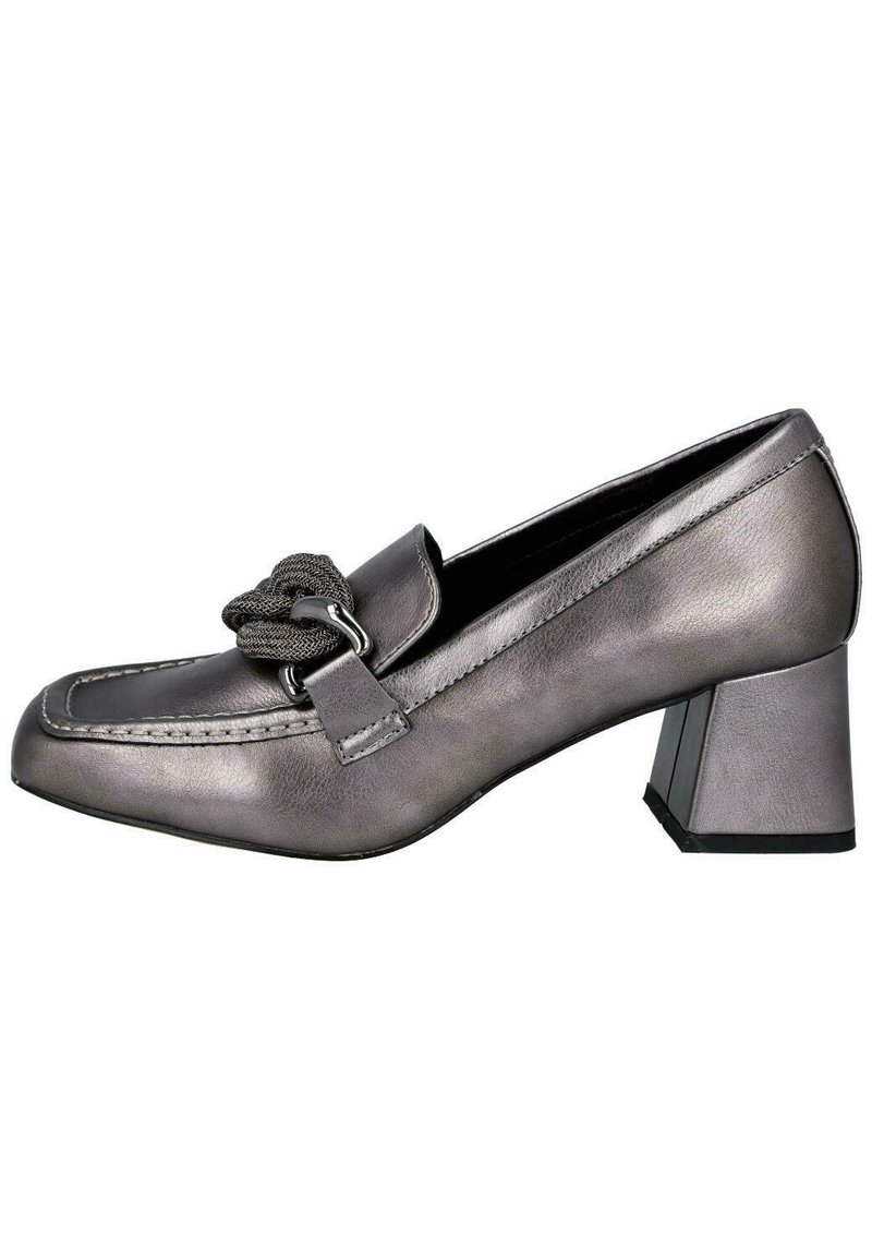 Zapato de tacón cuadrado de cuero gris, con un detalle decorativo de nudo y costuras en el empeine. Textura suave.