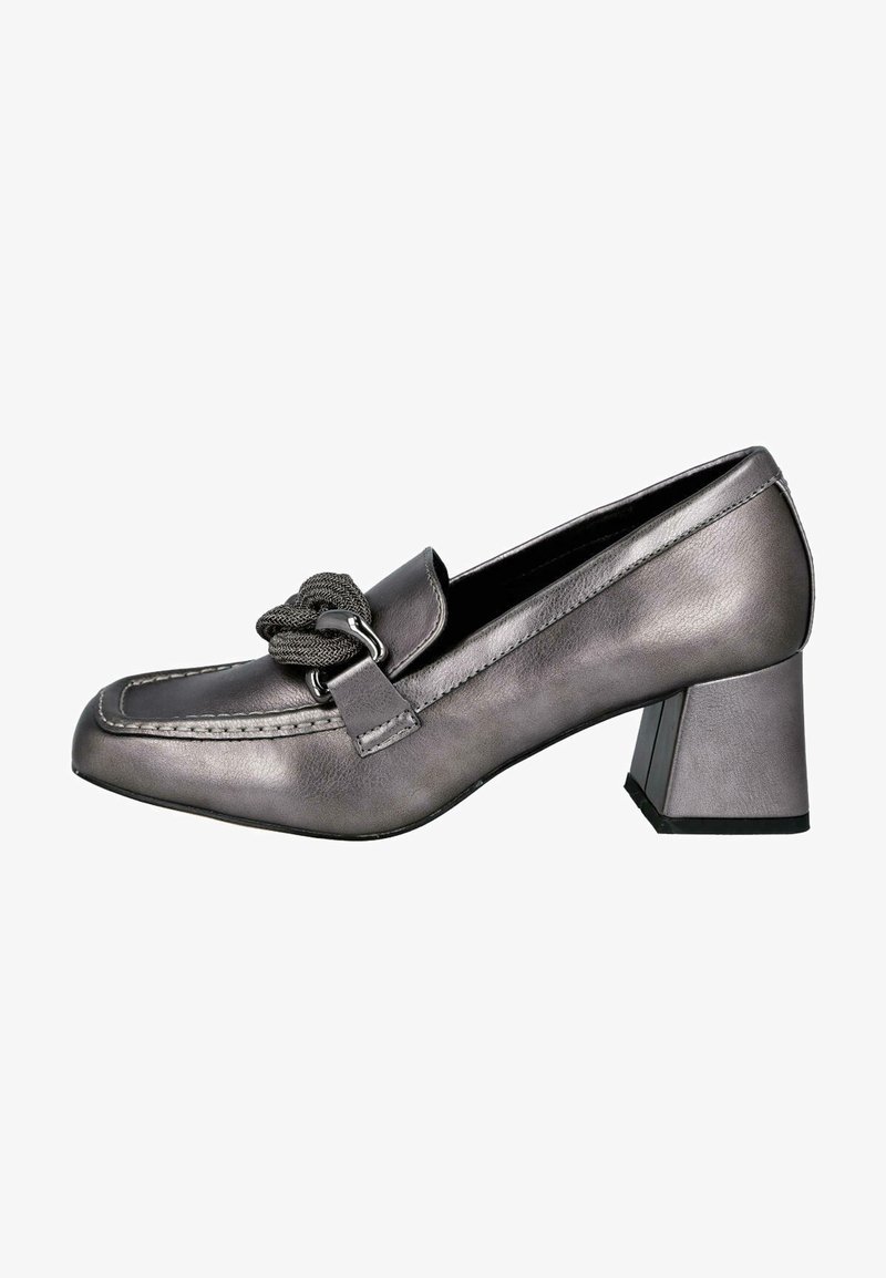 Zapato de tacón cuadrado de cuero gris, con un detalle decorativo de nudo y costuras en el empeine. Textura suave.