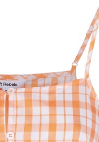 Haut à bretelles spaghetti à carreaux orange et blanc avec fermeture à boutons et étiquette. Tissu léger ; présente un motif en grille avec une texture lisse.