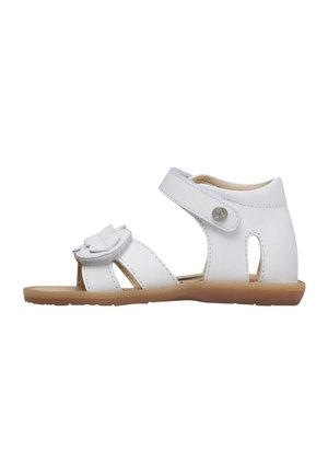 Sandal in pelle bianca con design aperto, cinturino in Velcro, accentuazione decorativa di un fiore e suola marrone chiaro; presenta dettagli intagliati per la traspirabilità.