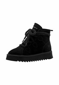 Zwarte enkelboots van suède, met een dikke, gekartelde zool, ronde neus en zachte veters. Geaccentueerd met een logo op de kraag.