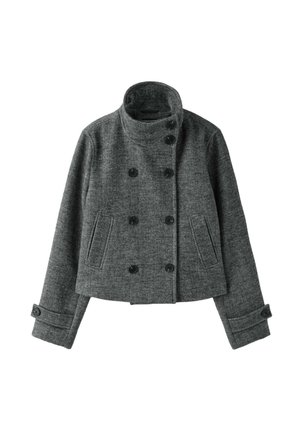 Manteau court en laine pour femme de couleur gris foncé, col haut, boutons noirs croisés, poches latérales et poignets ajustables avec lanières.