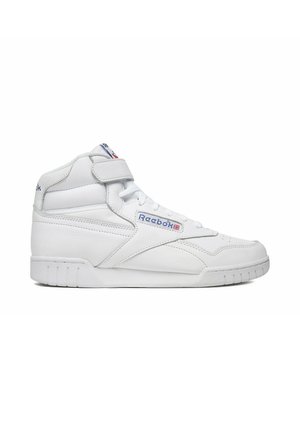 Scarpa da ginnastica Reebok alta bianca con cinturino alla caviglia, chiusura frontale con lacci e logo del marchio sul lato, su sfondo bianco neutro.