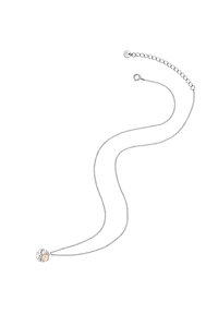 Silverfärgad halsband med en rund hänge som har en texturerad design och en liten, rund persikofärgad sten. Justerbar kedjelängd.