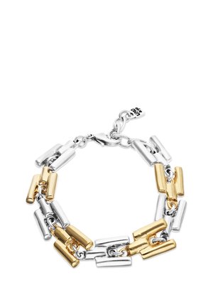 Bracelet avec des maillons rectangulaires métalliques entrelacés aux tons dorés et argentés alternés, doté d'un fermoir mousqueton et d'une petite étiquette.