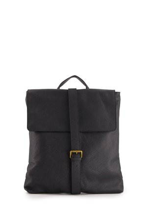 Sac à dos en cuir noir avec un rabat supérieur plat, une sangle frontale et une boucle en laiton. Surface texturée avec une poignée en haut pour le transport.