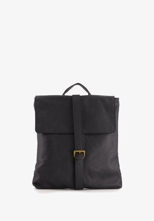 Czarna skórzana plecak z płaską klapą, przednim paskiem i mosiężną klamrą. Teksturowana powierzchnia z uchwytem na górze do noszenia.