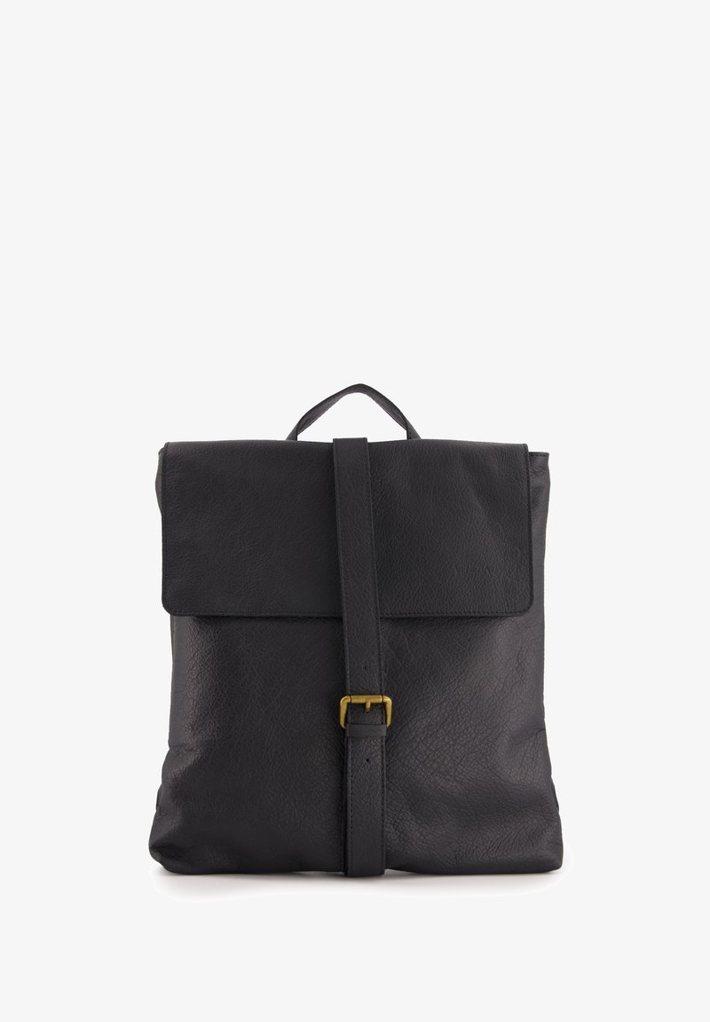 Sac à dos en cuir noir avec un rabat supérieur plat, une sangle frontale et une boucle en laiton. Surface texturée avec une poignée en haut pour le transport.